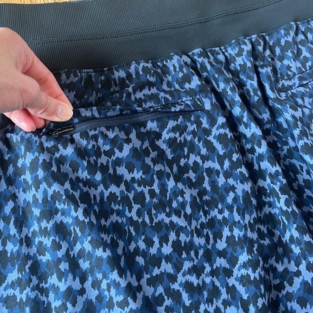 Athleta Brooklyn Blue Printed Short Size: 22 - Picture 8 of 9